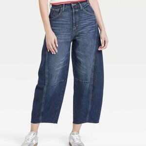 NWT UT Curved Leg, Barrel, Ankle Jeans, 17